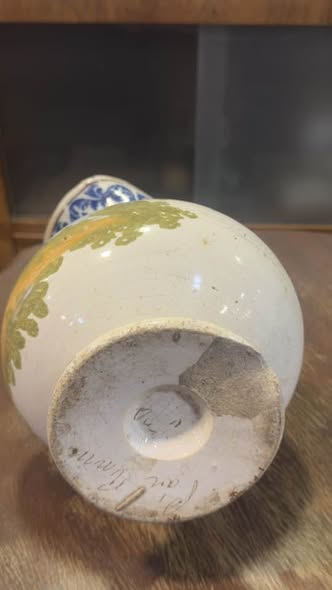 Base do jarro gomil com inscrição manuscrita Pintado à mão e rubrica do pintor