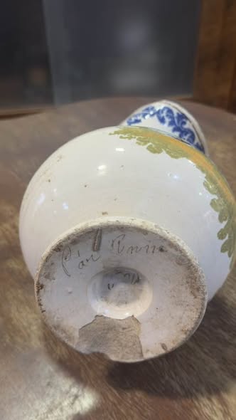 Detalhe da base do jarro gomil em faiança de Coimbra com inscrição e falha de esmalte visível