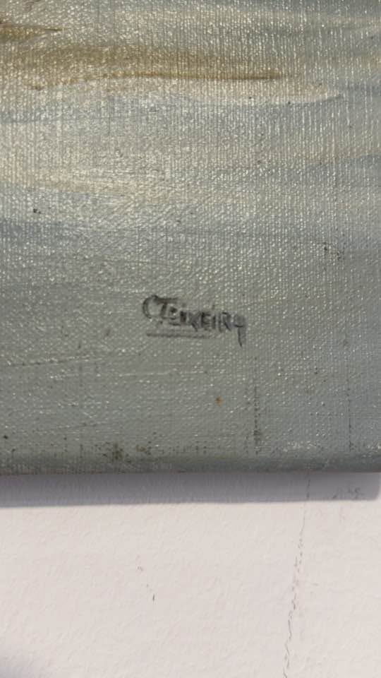 Detalhe da Capela do Senhor da Pedra sobre a falésia rochosa com figuras humanas