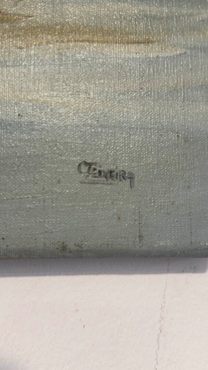 Detalhe da Capela do Senhor da Pedra sobre a falésia rochosa com figuras humanas