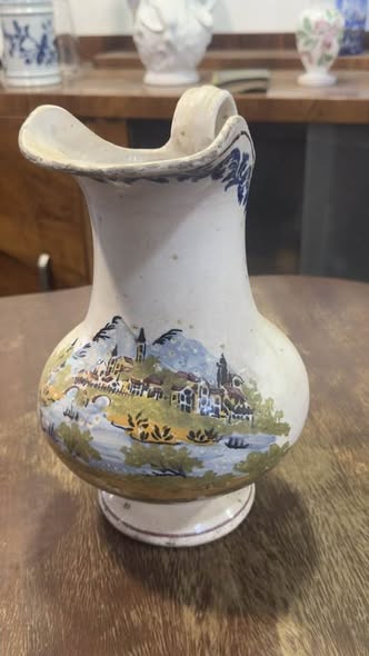Jarro gomil em faiança de Coimbra com decoração policromada de paisagem bucólica – vista frontal