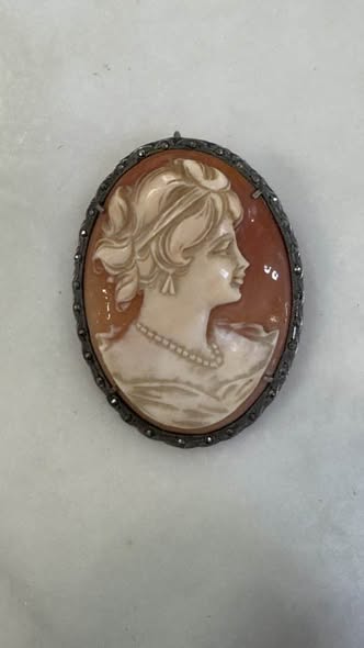 Camafeu antigo em concha natural e prata 800 - verso com punção 800