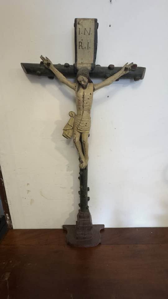 Crucifixo de Mesa Antigo em Madeira Esculpida à Mão – Arte Sacra Popular
