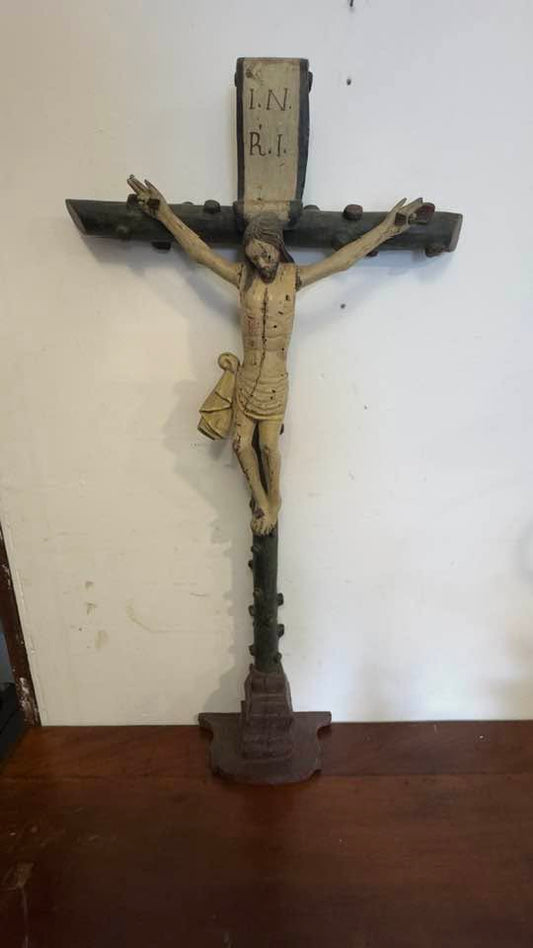 Crucifixo de Mesa Antigo em Madeira Esculpida à Mão – Arte Sacra Popular