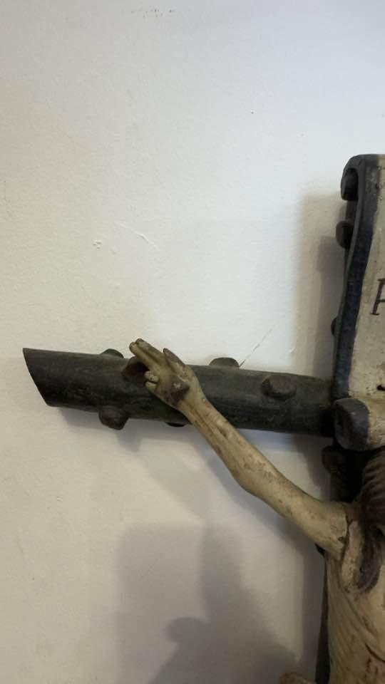 Crucifixo de Mesa Antigo em Madeira Esculpida à Mão – Arte Sacra Popular
