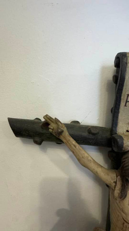 Crucifixo de Mesa Antigo em Madeira Esculpida à Mão – Arte Sacra Popular
