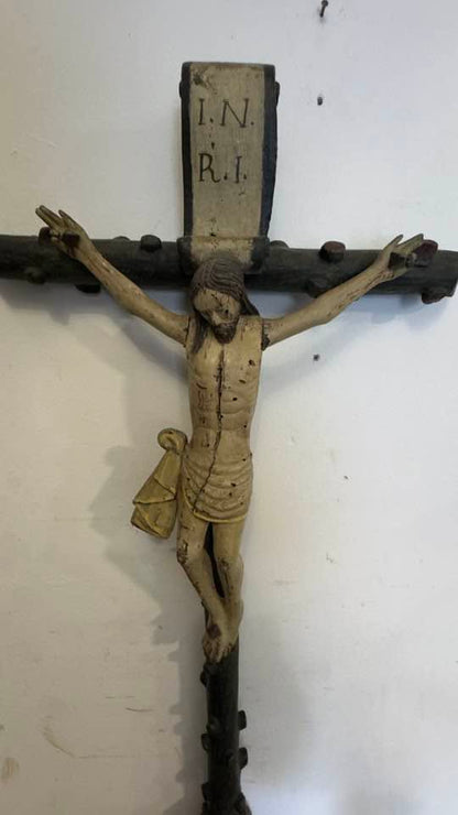 Crucifixo de Mesa Antigo em Madeira Esculpida à Mão – Arte Sacra Popular
