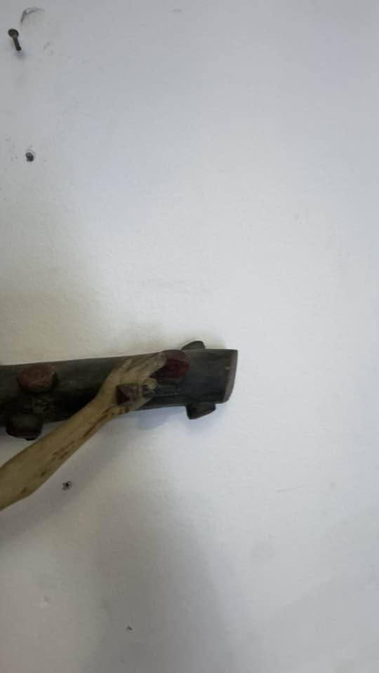 Crucifixo de Mesa Antigo em Madeira Esculpida à Mão – Arte Sacra Popular