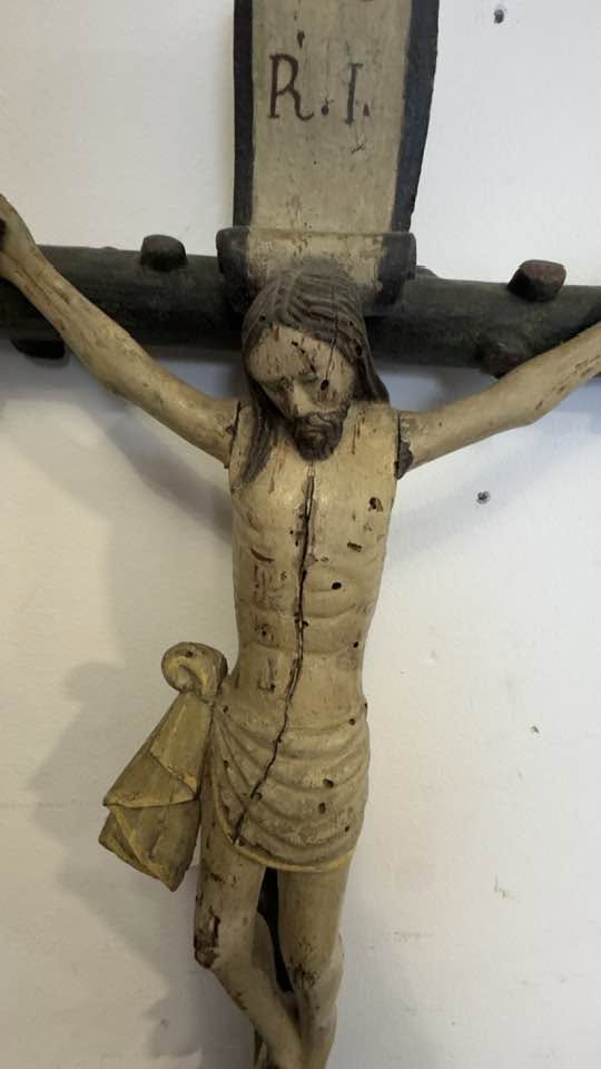 Crucifixo de Mesa Antigo em Madeira Esculpida à Mão – Arte Sacra Popular