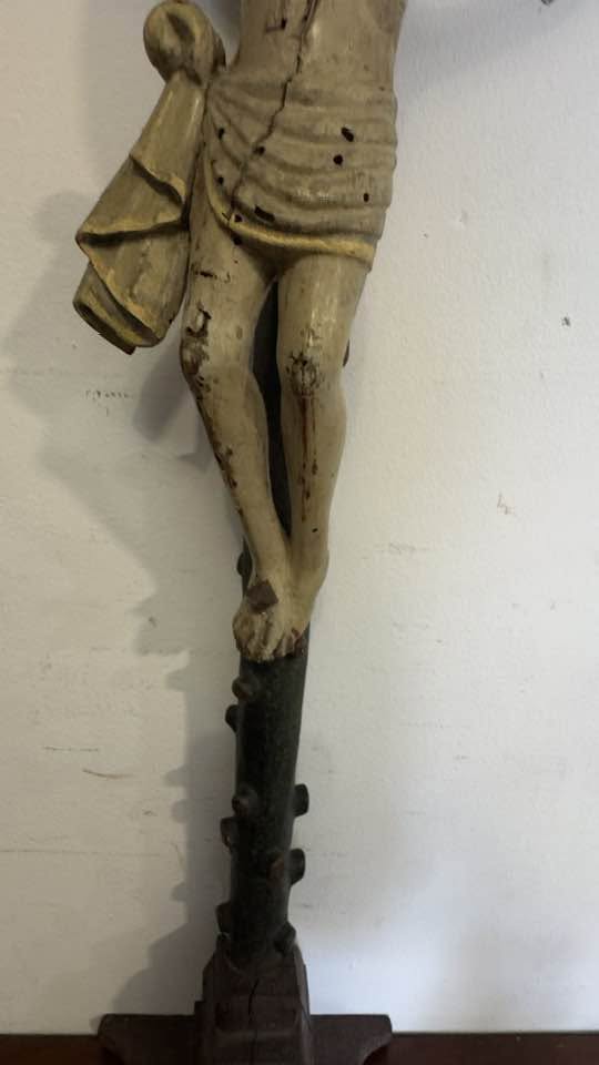 Crucifixo de Mesa Antigo em Madeira Esculpida à Mão – Arte Sacra Popular