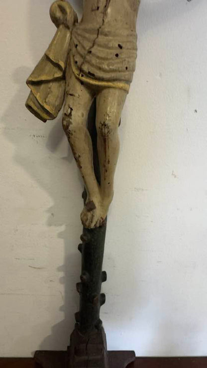 Crucifixo de Mesa Antigo em Madeira Esculpida à Mão – Arte Sacra Popular