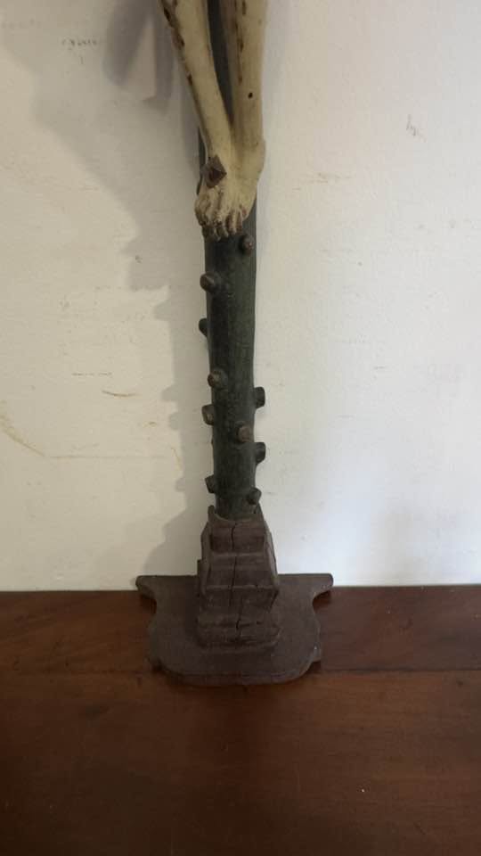 Crucifixo de Mesa Antigo em Madeira Esculpida à Mão – Arte Sacra Popular