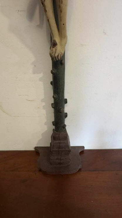Crucifixo de Mesa Antigo em Madeira Esculpida à Mão – Arte Sacra Popular