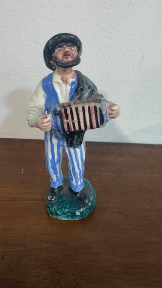 Estatueta Acordeonista Figurado de Barcelos - Vista lateral direita