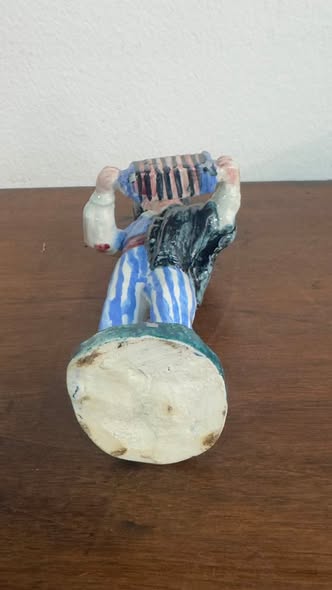 Estatueta Acordeonista Figurado de Barcelos - Vista traseira