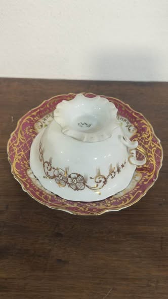 Chávena de Chá Antiga com Pires em Porcelana Vista Alegre – Período 1947-1968