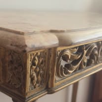 Consola de Parede Neoclássica em Madeira Dourada com Tampo de Mármore