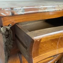 Par de Mesas de Cabeceira Bombê Estilo Luís XV com Tampo de Mármore