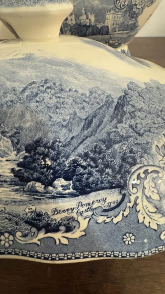 Terrina com Tampa Johnson Bros "Old Britain Castles"