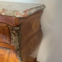 Par de Mesas de Cabeceira Bombê Estilo Luís XV com Tampo de Mármore
