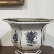 Importante Cacheô Hexagonal com Base Vista Alegre – Decoração Neoclássica Anos 80