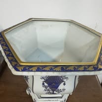 Importante Cacheô Hexagonal com Base Vista Alegre – Decoração Neoclássica Anos 80
