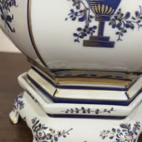 Importante Cacheô Hexagonal com Base Vista Alegre – Decoração Neoclássica Anos 80