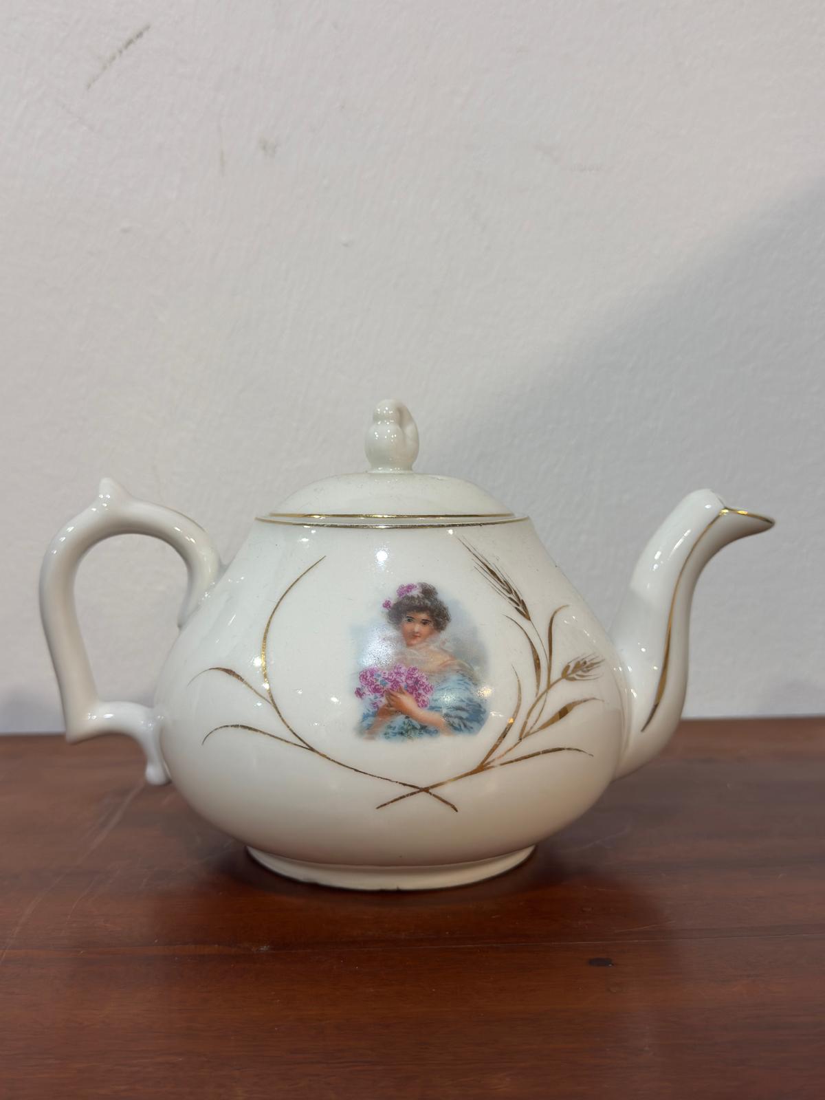 Bule Antigo Vista Alegre Padrão Dama - Porcelana com Retrato e Dourado (1881-1921)