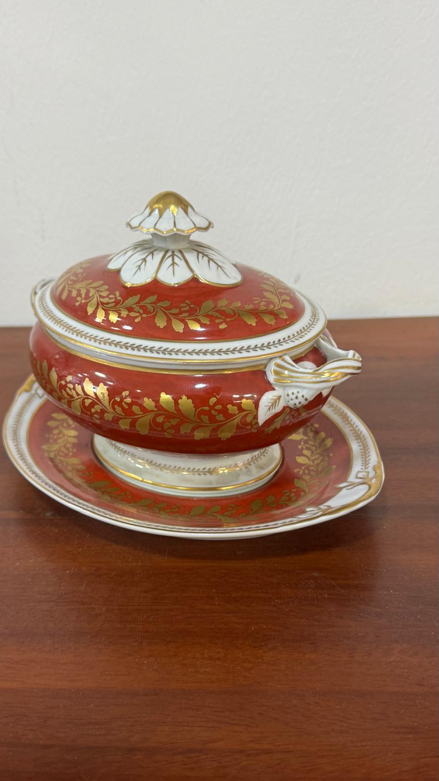 Porcelana Vista Alegre – Peça de Coleção (1947–1968) decoração "Rouge de Fer" e dourado "Liras"