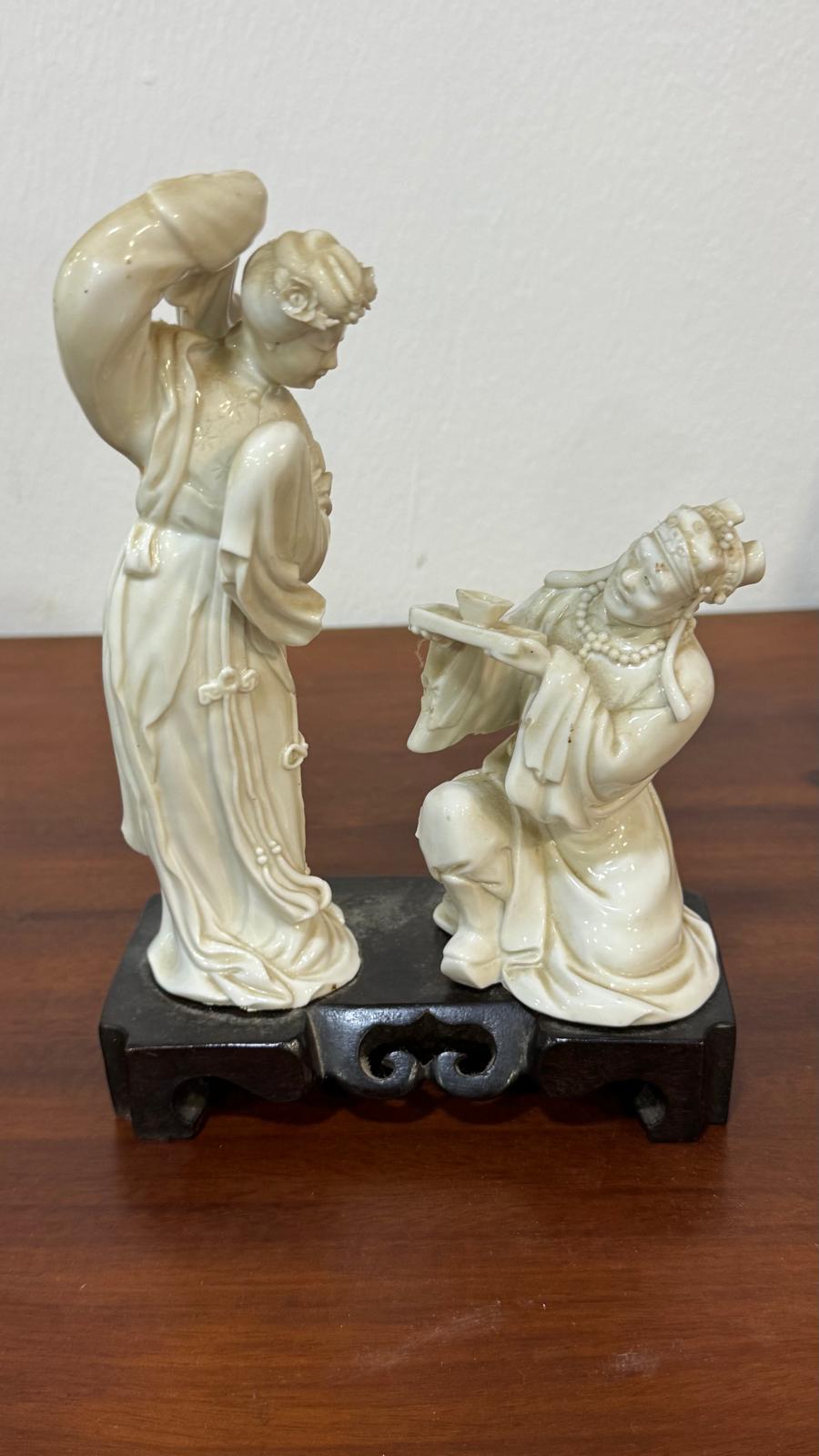 BLANC DE CHINE – Par de Esculturas Cerimoniais em Porcelana Chinesa (Final do Séc. XVIII)