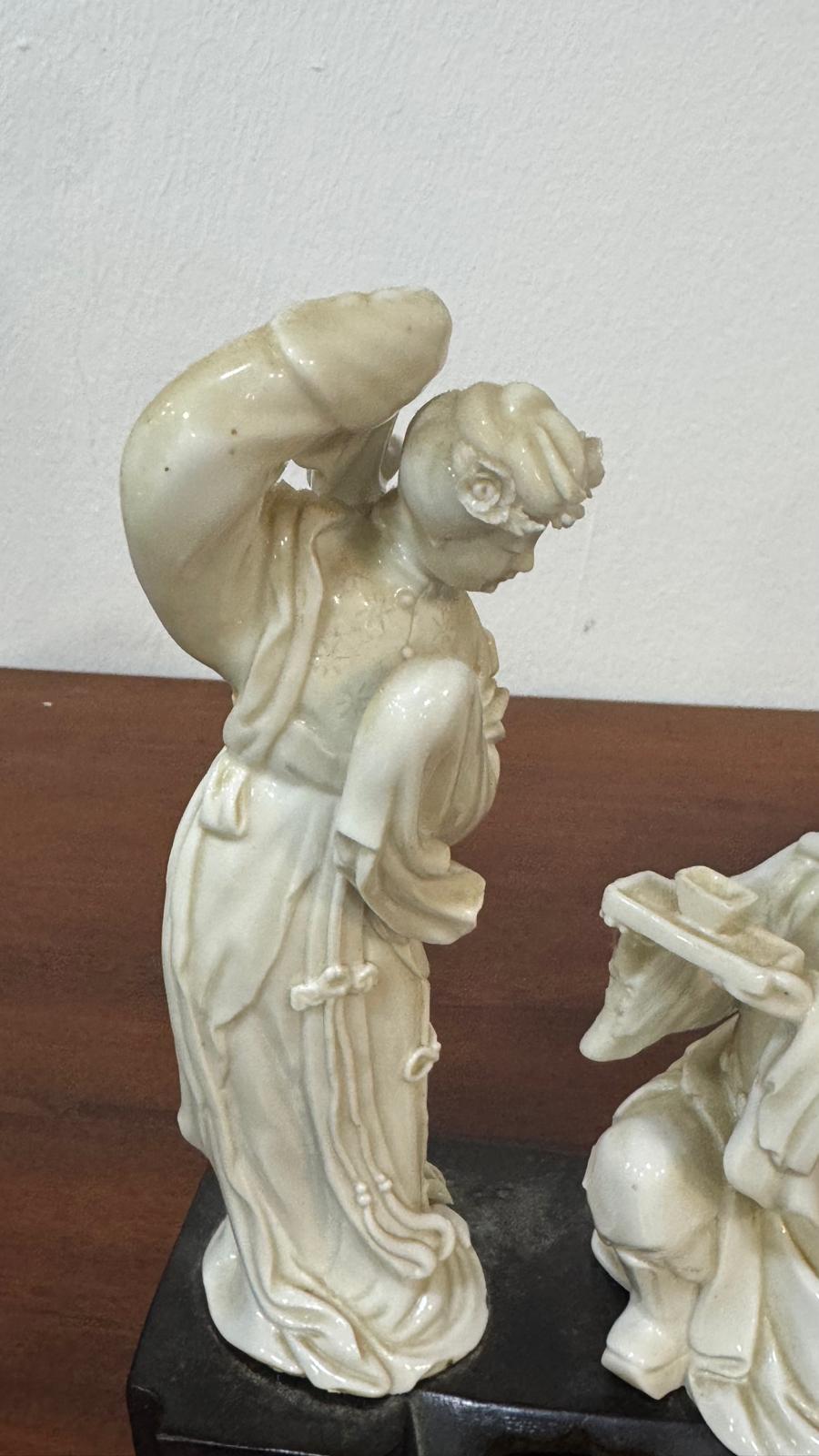 BLANC DE CHINE – Par de Esculturas Cerimoniais em Porcelana Chinesa (Final do Séc. XVIII)