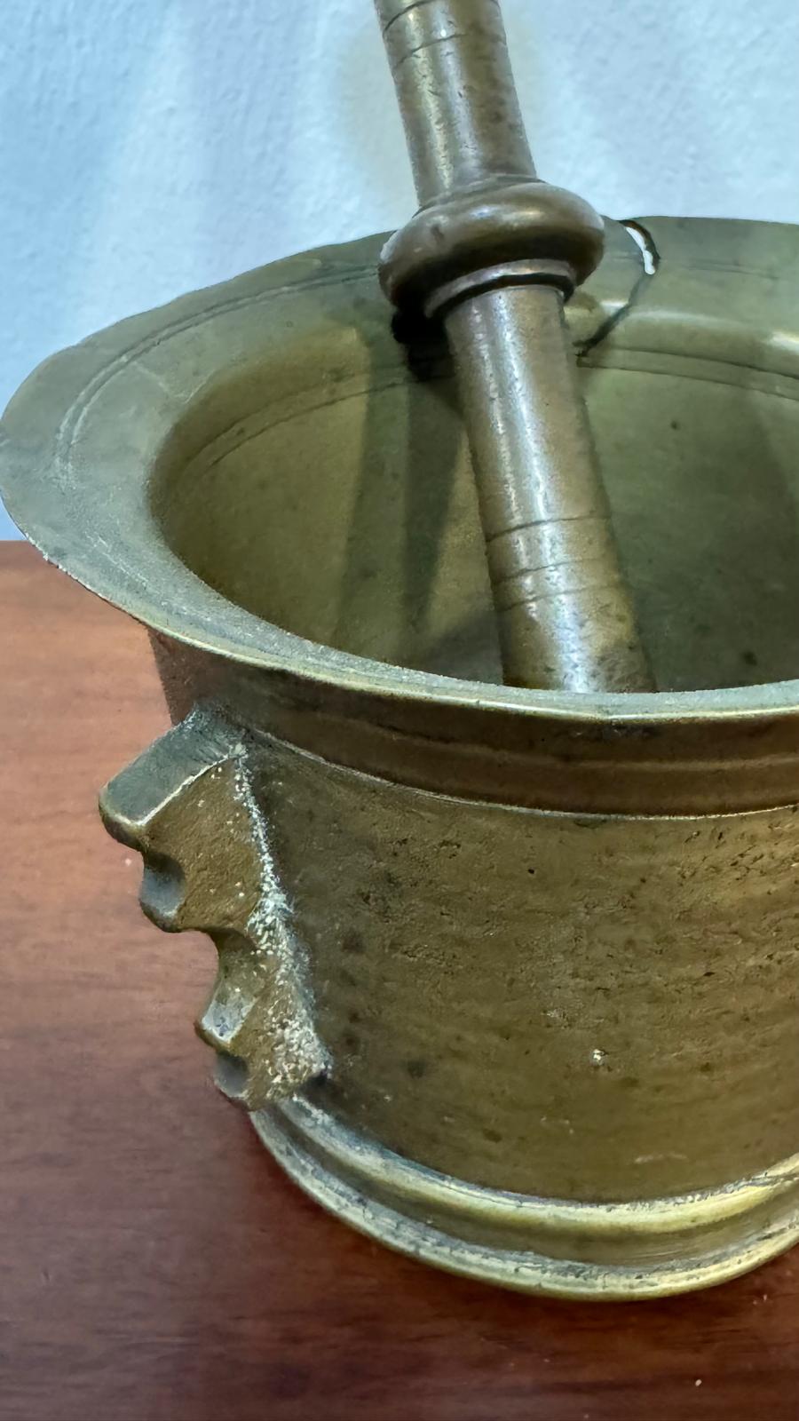 Almofariz com Pilão em Bronze – Século XVIII – Decorado com Quatro Aletas