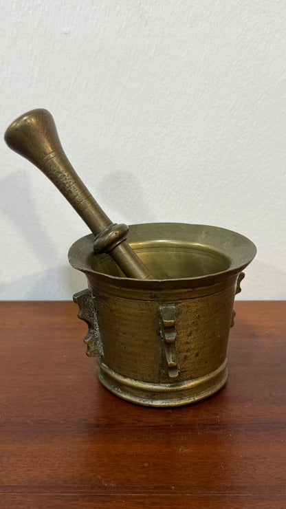 Almofariz com Pilão em Bronze – Século XVIII – Decorado com Quatro Aletas
