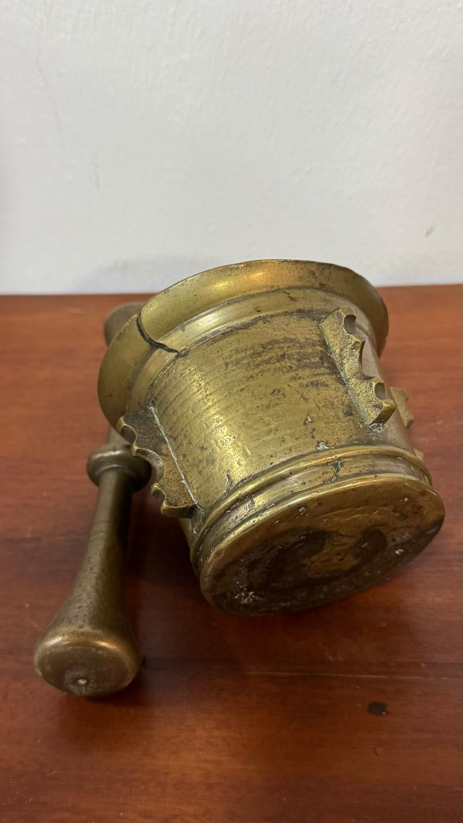 Almofariz com Pilão em Bronze – Século XVIII – Decorado com Quatro Aletas