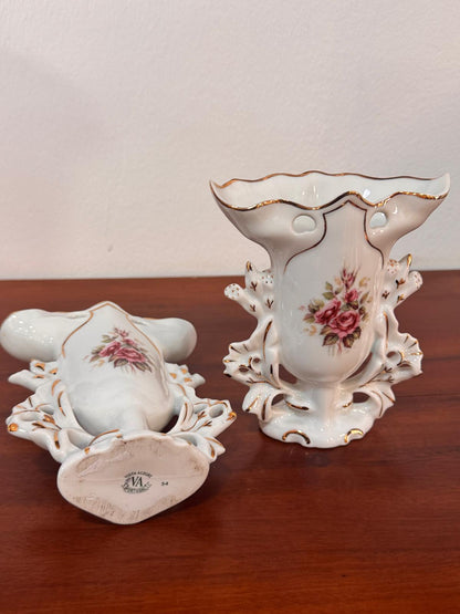 Par de Jarras de Altar Vista Alegre – Porcelana Moldada com Rosas e Dourado | Século XX