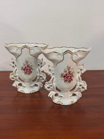 Par de Jarras de Altar Vista Alegre – Porcelana Moldada com Rosas e Dourado | Século XX