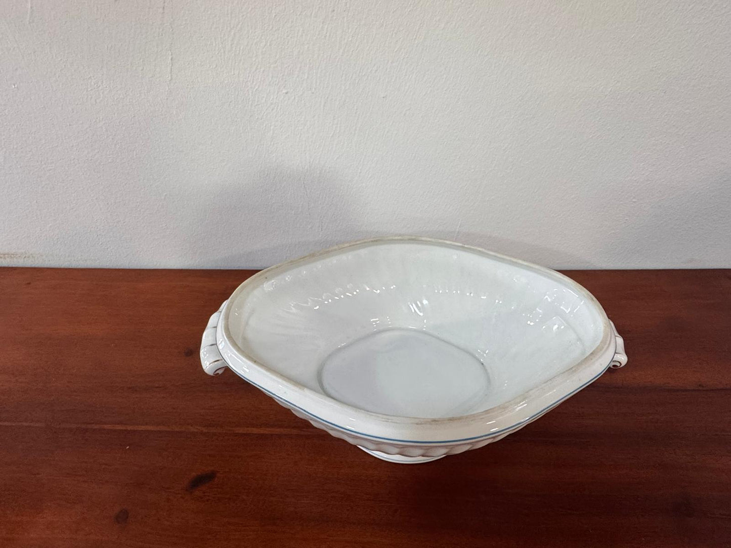 Terrina em Porcelana Vista Alegre – Estilo Clássico com Frisos Dourados e Azuis