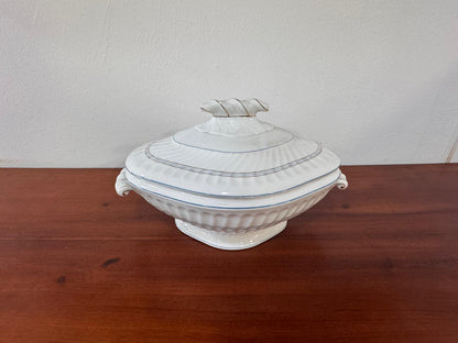 Terrina em Porcelana Vista Alegre – Estilo Clássico com Frisos Dourados e Azuis