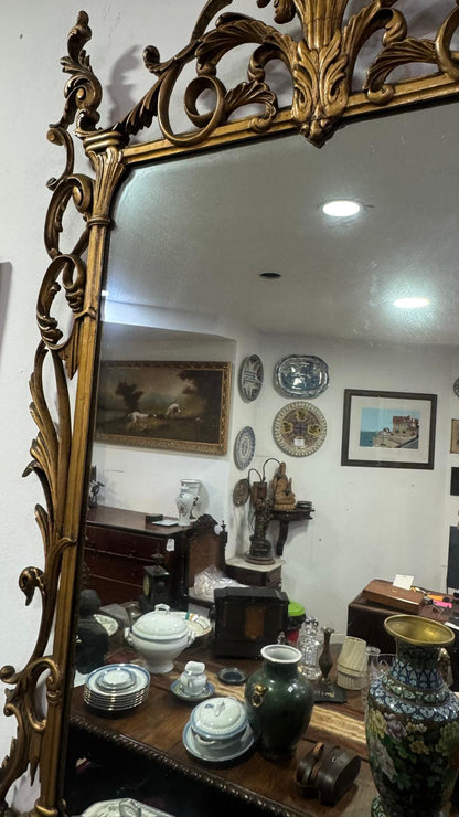 Espelho Antigo com Moldura Dourada Ornamentada Autenticidade, Prestígio e Valor Decorativo