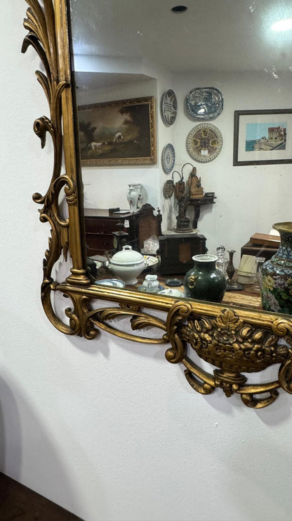 Espelho Antigo com Moldura Dourada Ornamentada Autenticidade, Prestígio e Valor Decorativo