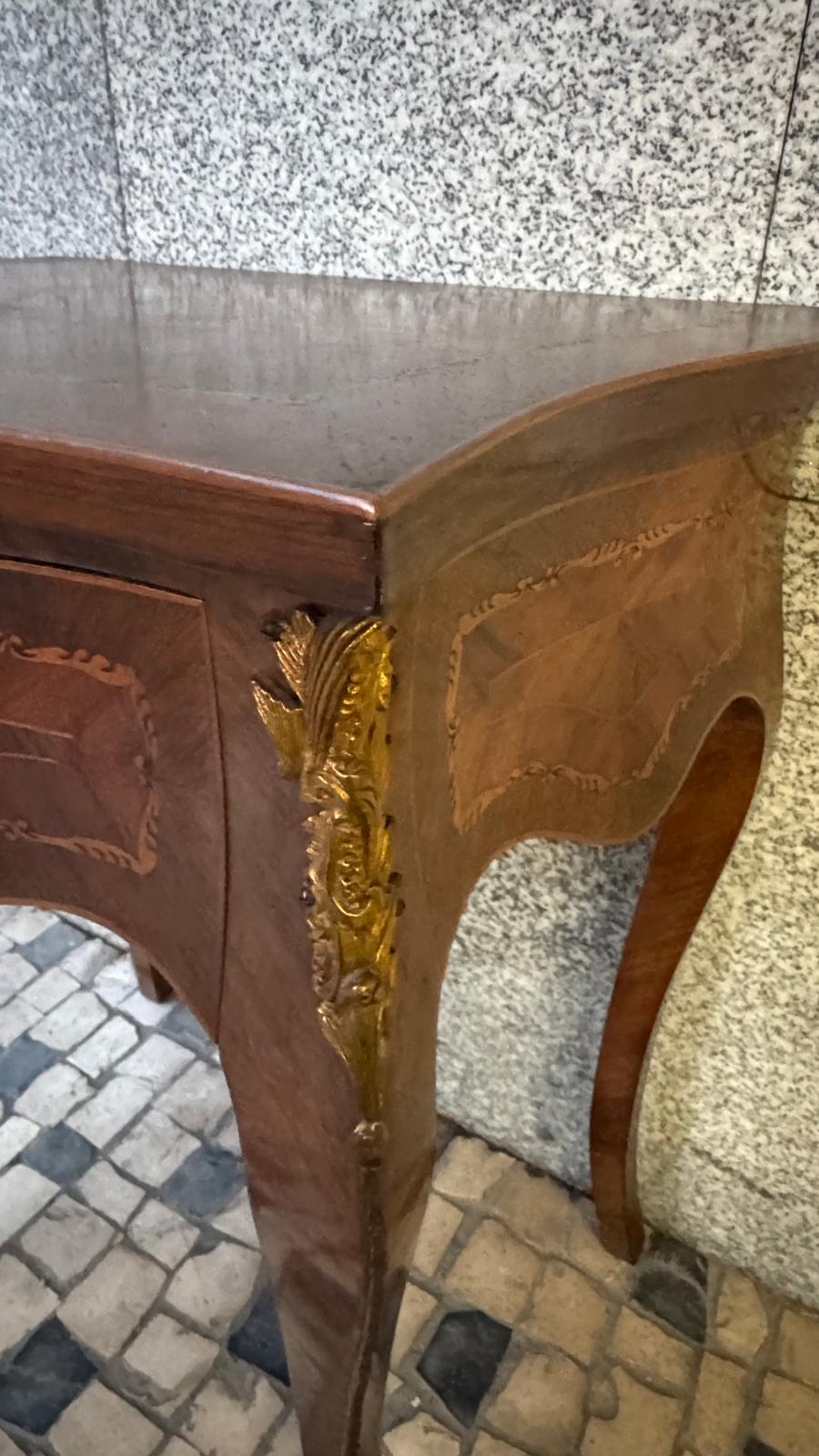 Mesa de Apoio/Cabeceira Estilo Luís XV – Elegância Francesa