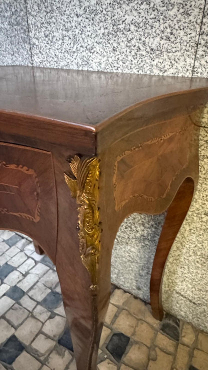 Mesa de Apoio/Cabeceira Estilo Luís XV – Elegância Francesa