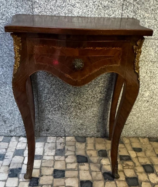 Mesa de Apoio/Cabeceira Estilo Luís XV – Elegância Francesa