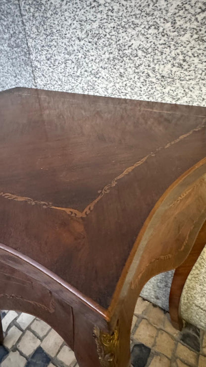 Mesa de Apoio/Cabeceira Estilo Luís XV – Elegância Francesa