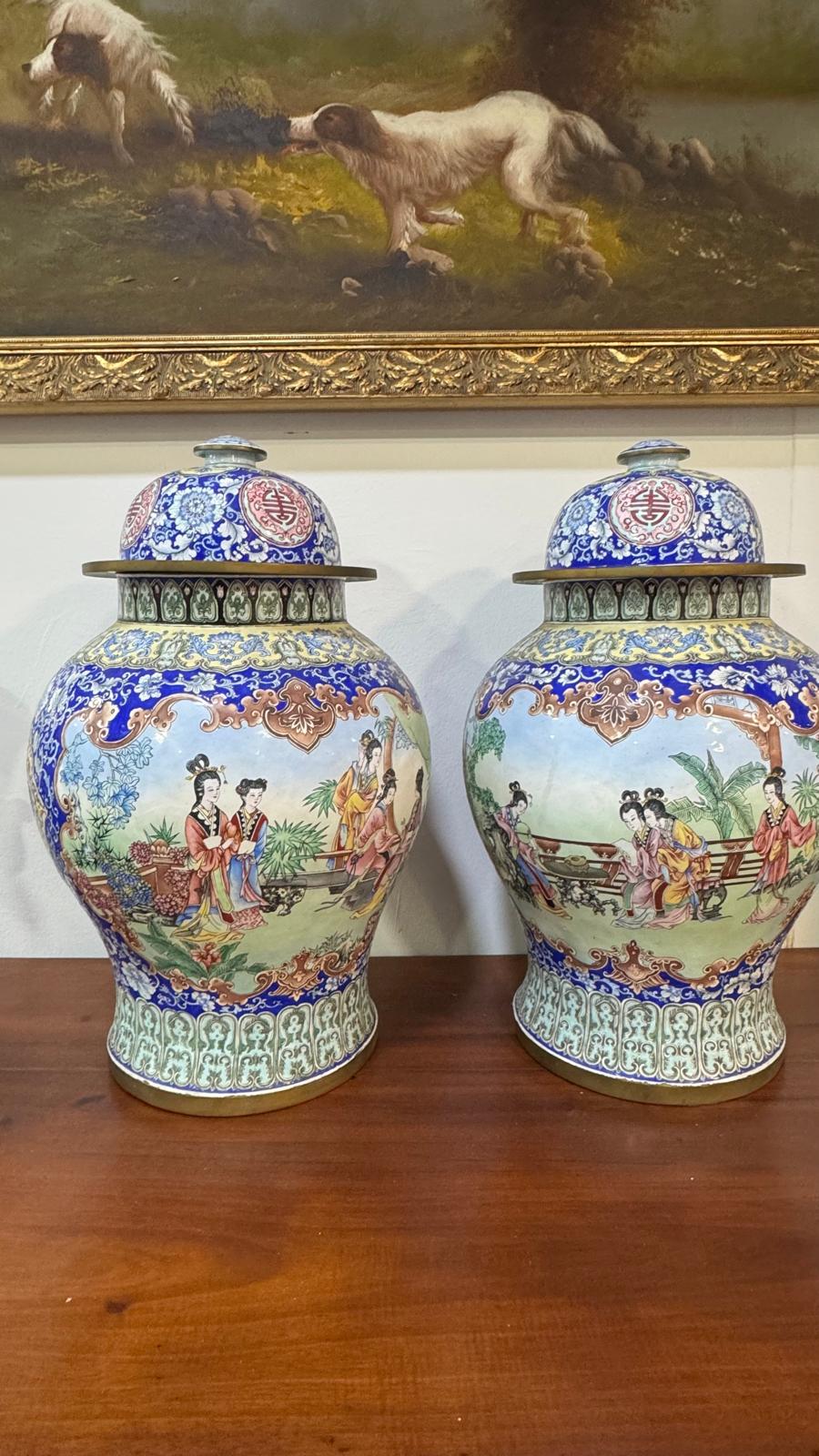 Jarro Chinês Esmaltado com Figuras e Medalhões – Dinastia Qing, Século XIX