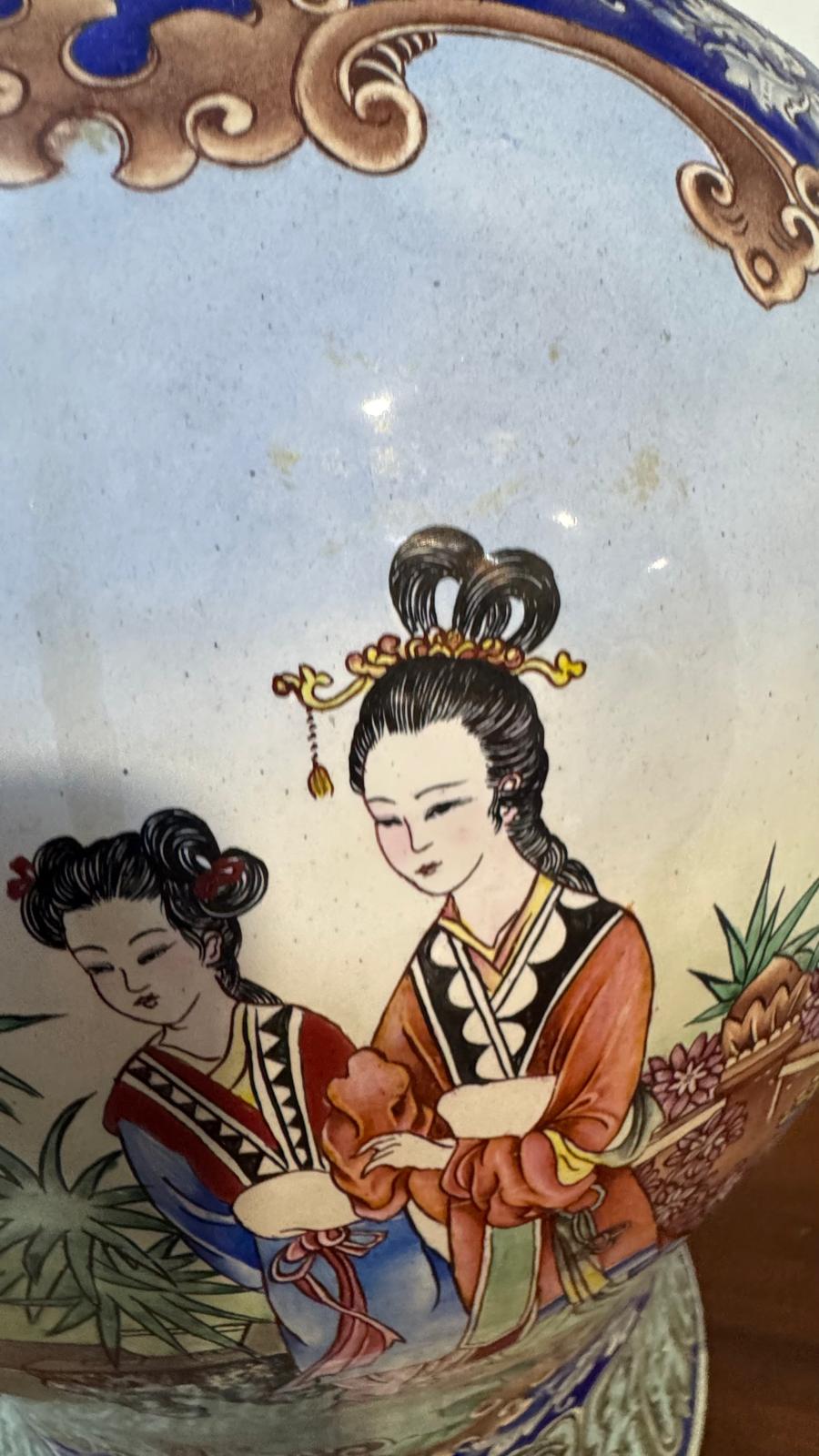 Jarro Chinês Esmaltado com Figuras e Medalhões – Dinastia Qing, Século XIX