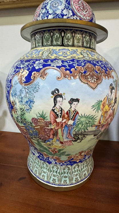 Jarro Chinês Esmaltado com Figuras e Medalhões – Dinastia Qing, Século XIX