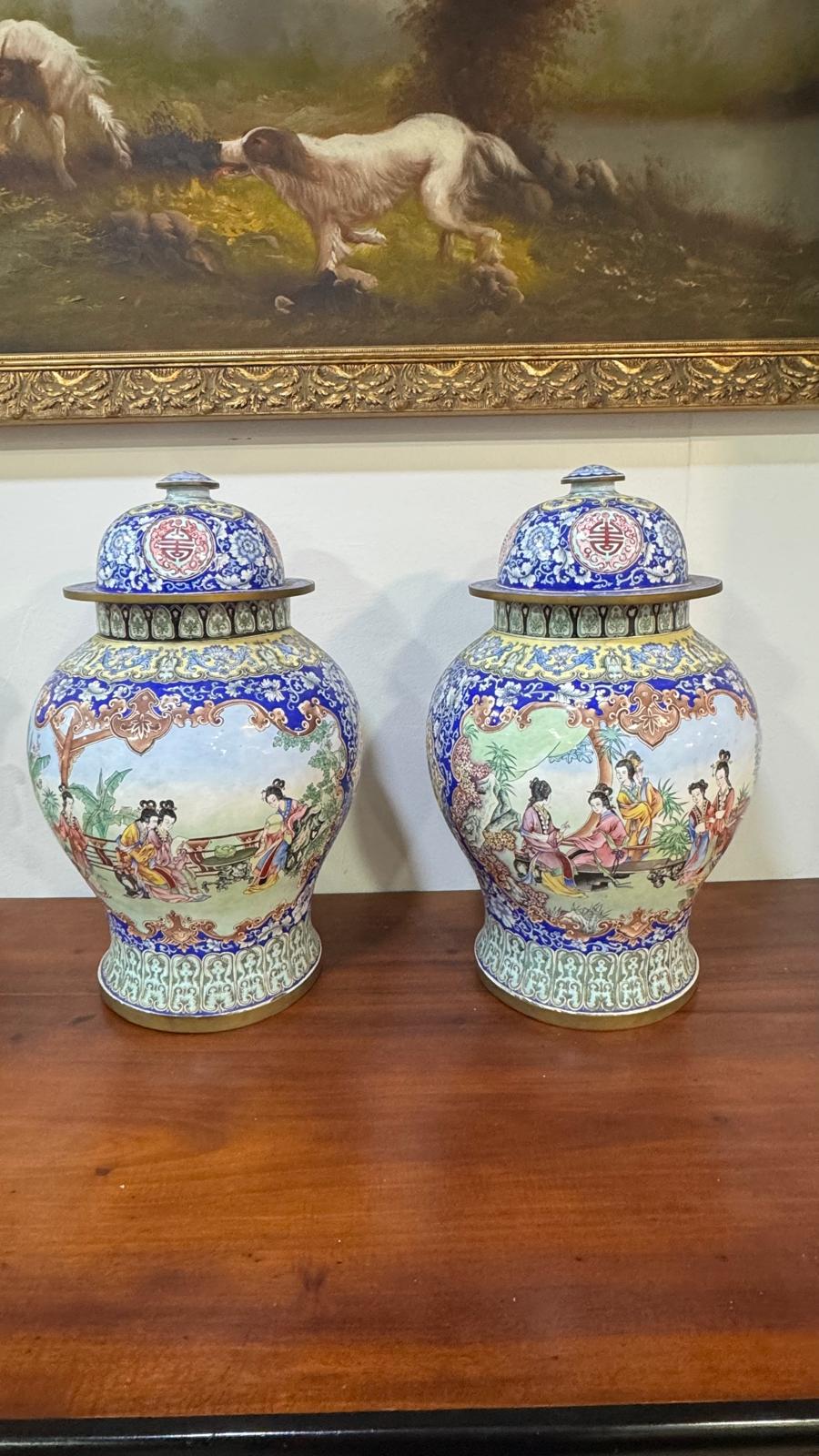 Jarro Chinês Esmaltado com Figuras e Medalhões – Dinastia Qing, Século XIX