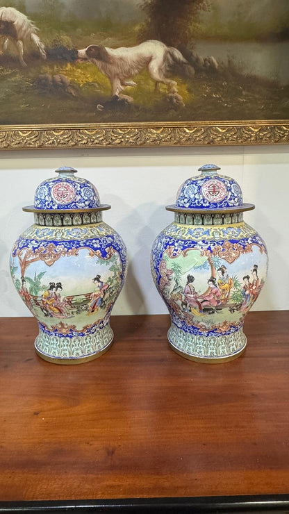 Jarro Chinês Esmaltado com Figuras e Medalhões – Dinastia Qing, Século XIX