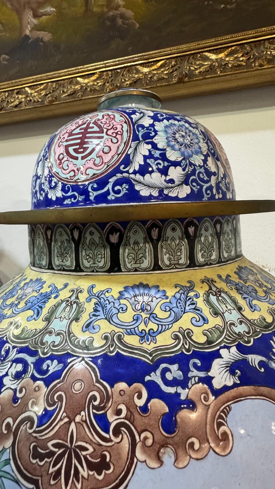 Jarro Chinês Esmaltado com Figuras e Medalhões – Dinastia Qing, Século XIX